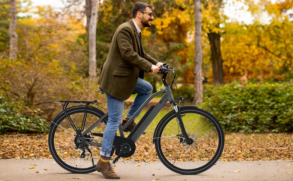 Uomo sull'AsVIVA B15 City E-Bike 28 pollici grigia