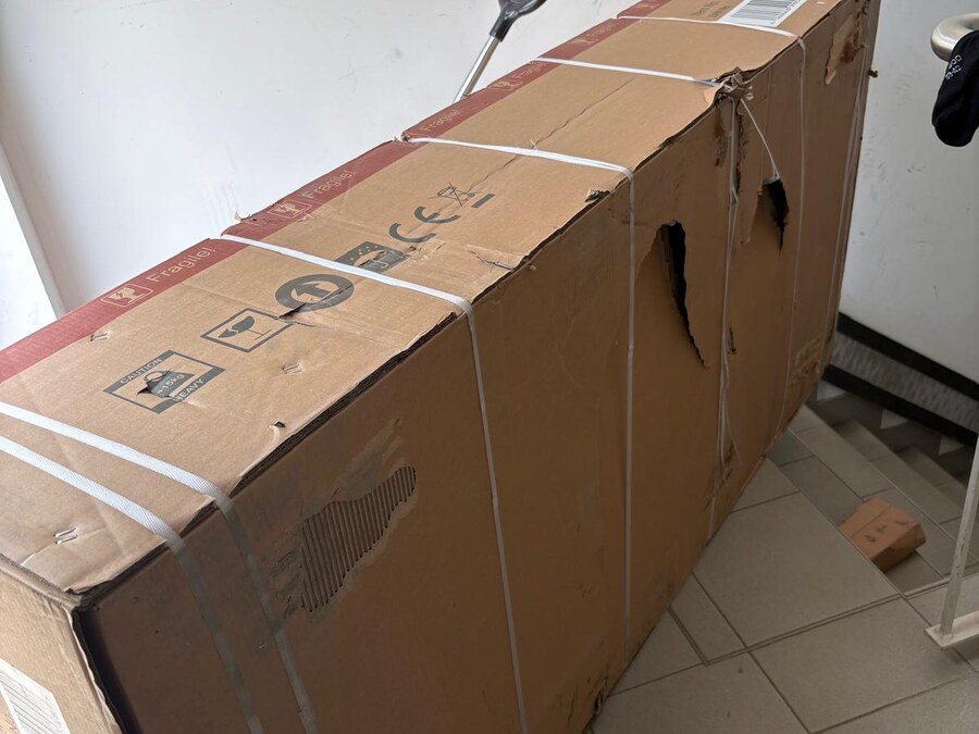 Così può arrivare l’imballaggio: strappato all’esterno.