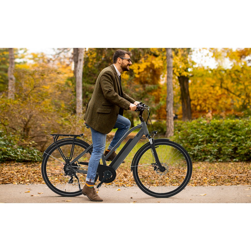 Uomo sull'AsVIVA B15 City E-Bike 28 pollici grigia
