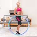 Modella che si allena con il cerchio Hula-Hoop AsVIVA HH1 per una pancia tonica e piatta