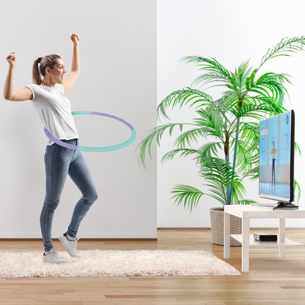 La modella mostra un efficace allenamento addominale con il cerchio hula hoop AsVIVA HH1
