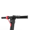 Primo piano del manubrio con blocco di chiusura rosso e impugnature ergonomiche dell'AsVIVA ES01